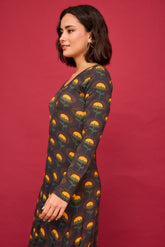 Langes gelbes Kleid mit Kiefernblüten